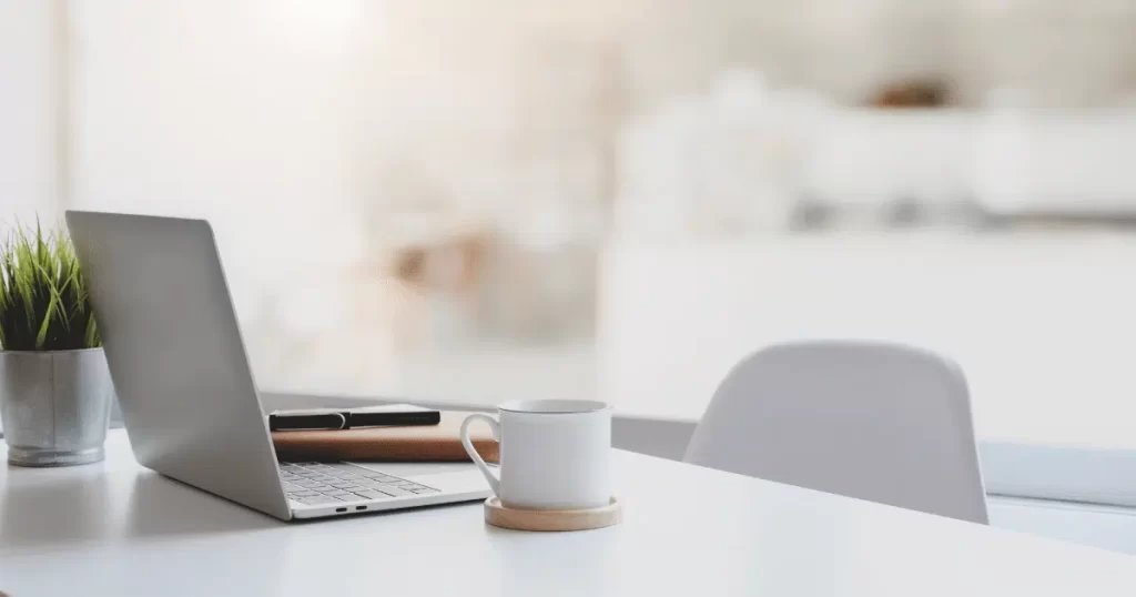 Un espace de travail bien organisé avec un ordinateur et un café