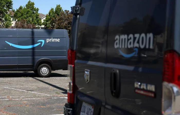 Vans de livraison Amazon garées avec des logos visibles