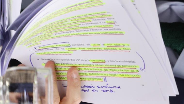 Les notes de Sánchez pour attaquer à la fois le PP et Vox au Sénat