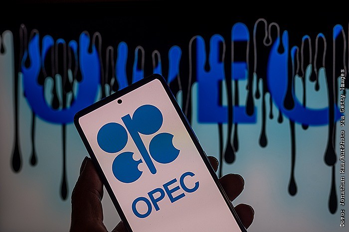 OPEP+ augmente sa production de 137 000 b/j en décembre et marque une pause jusqu'au T1 2026