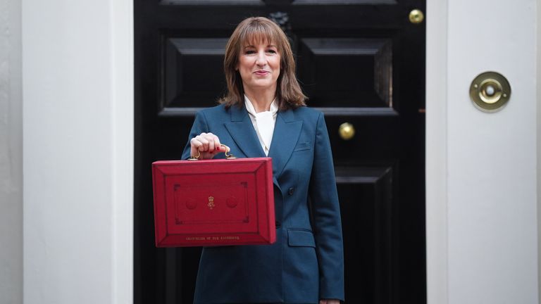 Rachel Reeves pose avec sa mallette ministérielle avant de présenter son budget