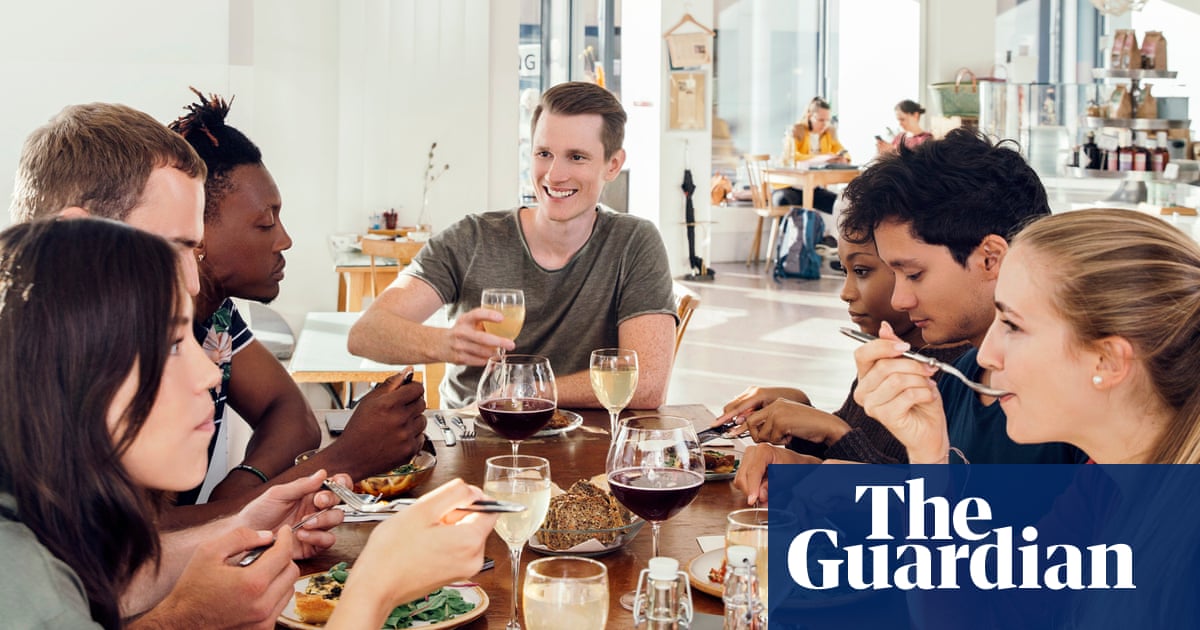 Tables communes au restaurant : pourquoi 90 % des Gen Z en raffolent ?
