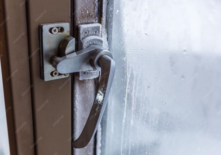 Un ex-homme d'affaires paye cher pour sa porte d'entrée "humide" !