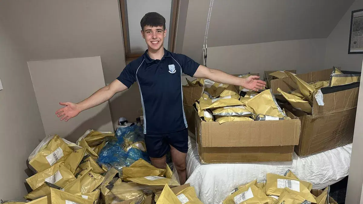 Un adolescent de 15 ans crée une entreprise incroyable de 117 000 euros par an sans quitter sa chambre : 'Je filme mes emballages'