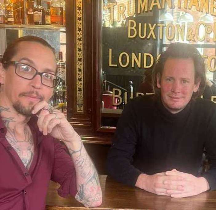 Les gérants Kieran-miguel D'la et Billy Dutton ferment The Angel à Rainham