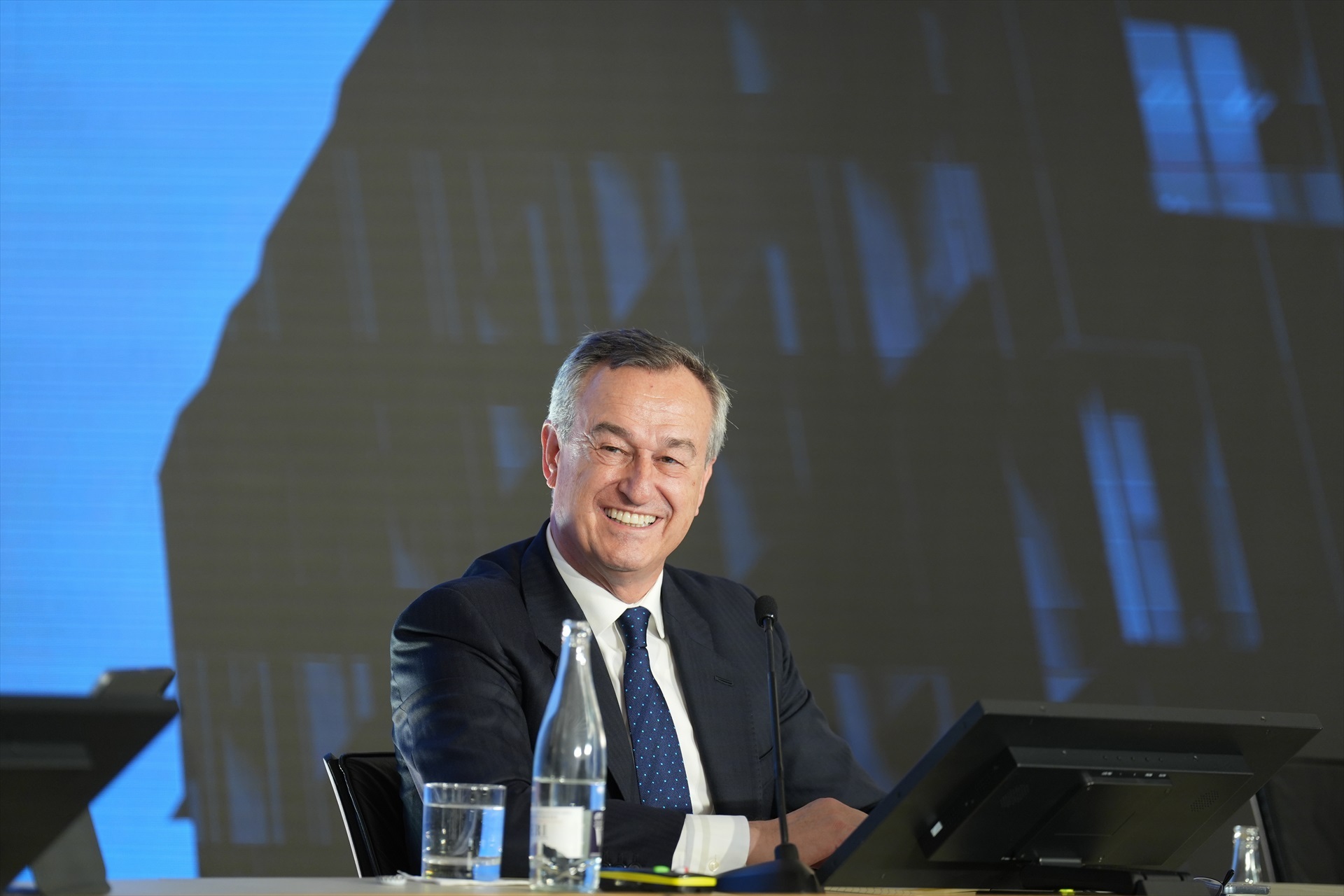 Le changement de González-Bueno fait ombre aux résultats et aux rachats !