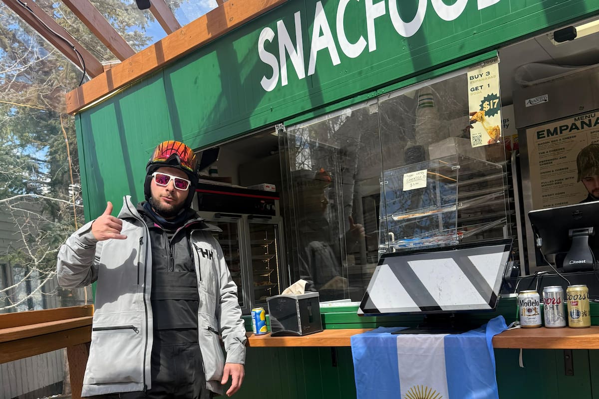 Un Tucumano crée le buzz avec ses empanadas dans une station de ski à Aspen : "Certains y ajoutent du ketchup !"