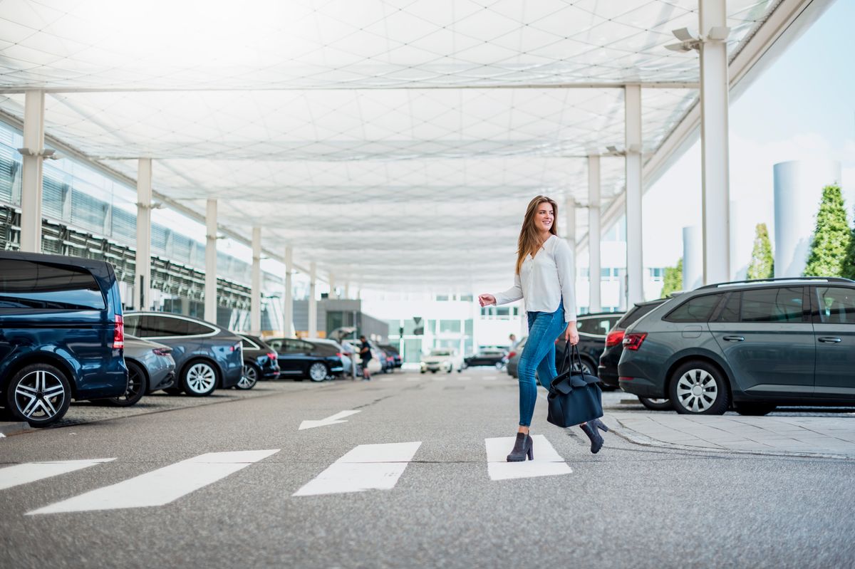Femme dans un parking