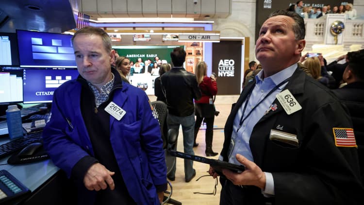 Les entreprises privées ont ajouté 63 000 emplois en février, janvier révisé à seulement 11 000 ajouts : ADP