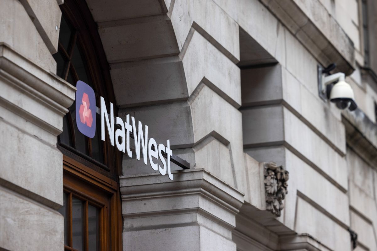 Une enseigne au-dessus de l'entrée d'une agence de NatWest à Londres.