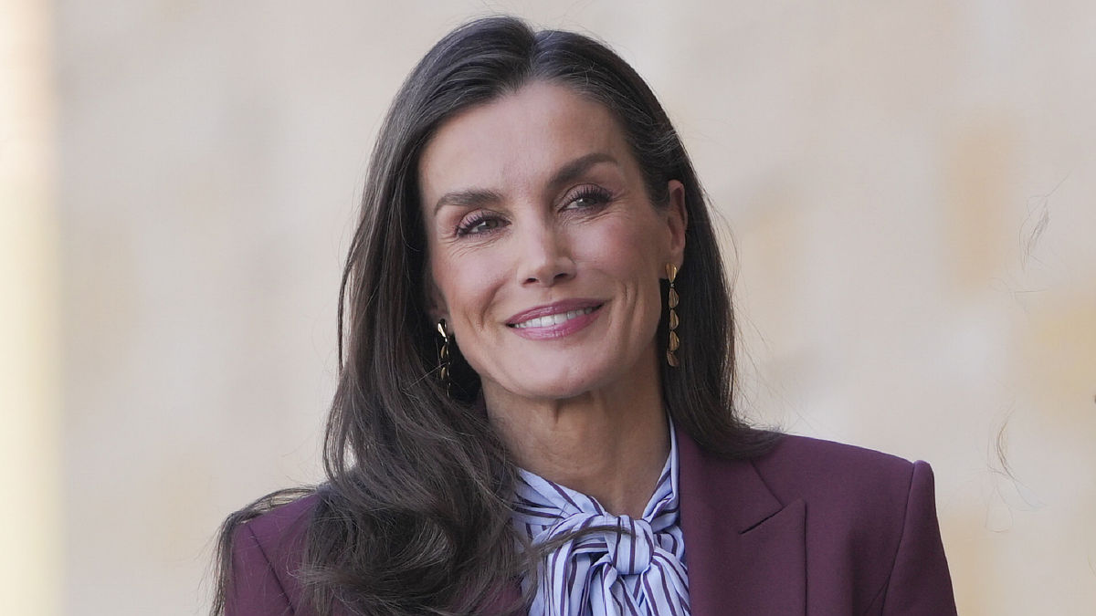 Letizia fait sensation en rayures pour soutenir l'entrepreneuriat féminin !