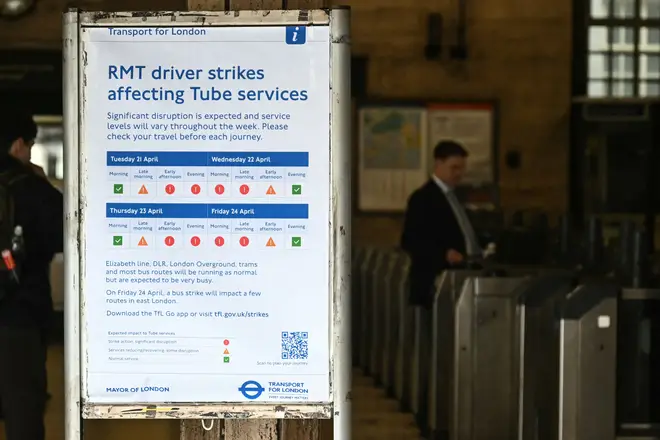 Un panneau indiquant l'état des lignes de train à la station de métro St. James's Park.