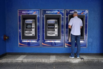 retirant de l'argent à Caracas