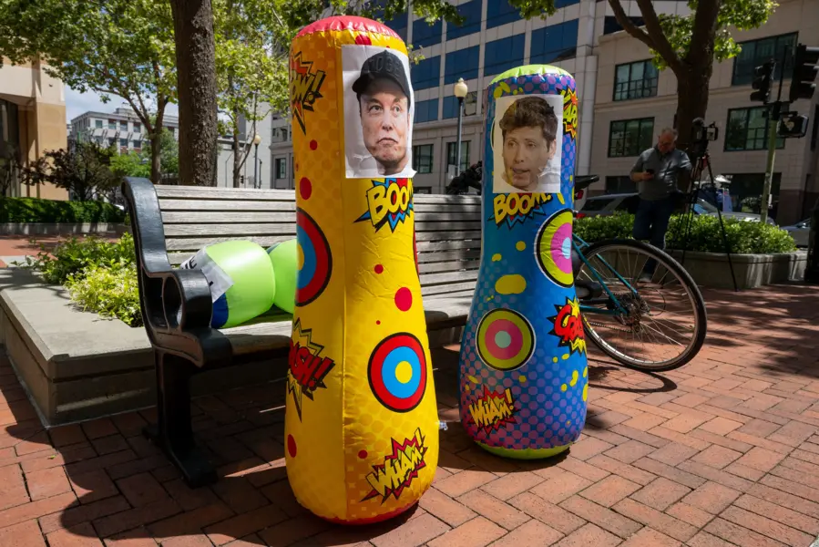 Sacs de boxe à l'image de Musk et Altman