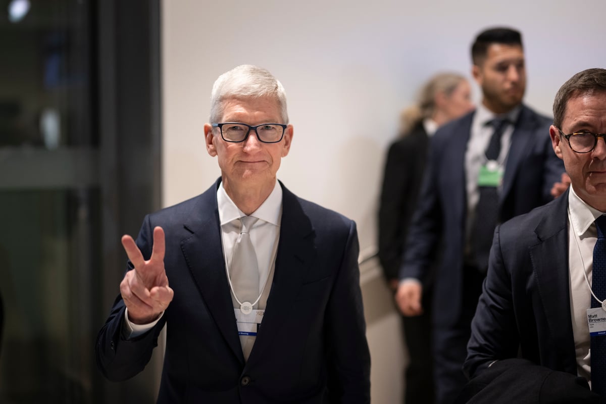 Apple nomme John Ternus PDG et Tim Cook président : un tournant stratégique captivant !