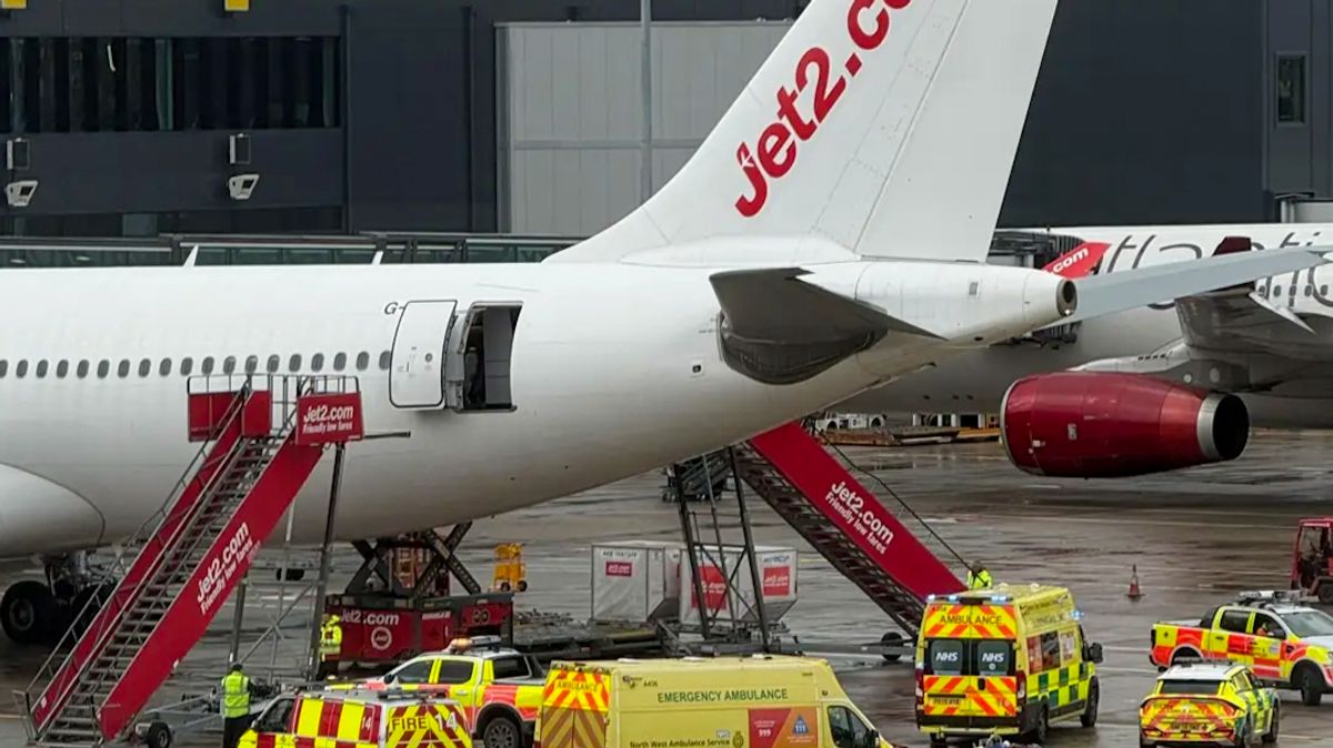 Horreur à l'aéroport de Manchester : un homme gravement blessé après une chute d'un avion Jet2
