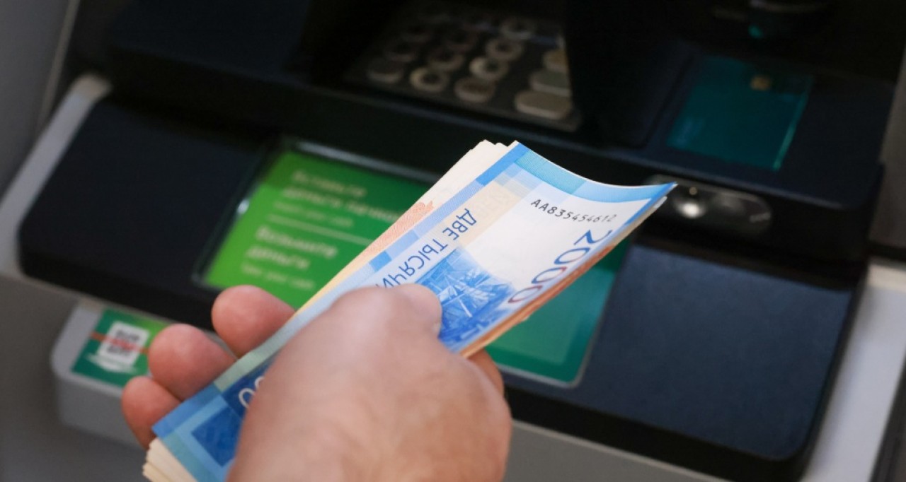 Les Russes retirent massivement leur argent des banques : quelles en sont les raisons ?