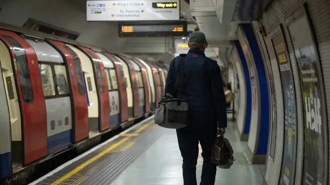 Les travailleurs du métro de Londres entament une grève en raison des salaires et des conditions de travail.