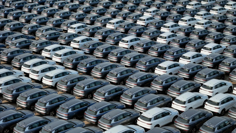 Électromobiles à l'export dans le port de Yantai, Chine