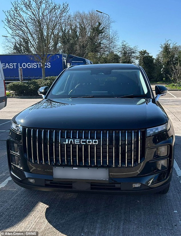 Un père demande l'interdiction des "Range Rovers Temu" après que sa voiture de deux semaines a brusquement freiné à 60 mph en emmenant son fils à la crèche !