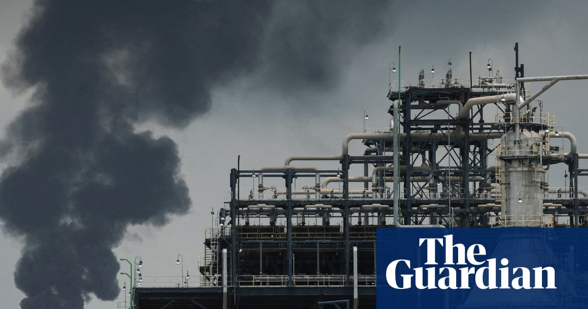 Raffinerie nigériane accusée de licenciements de syndicalistes : un enjeu crucial pour la Grande-Bretagne face à la pénurie de carburant d’aviation !