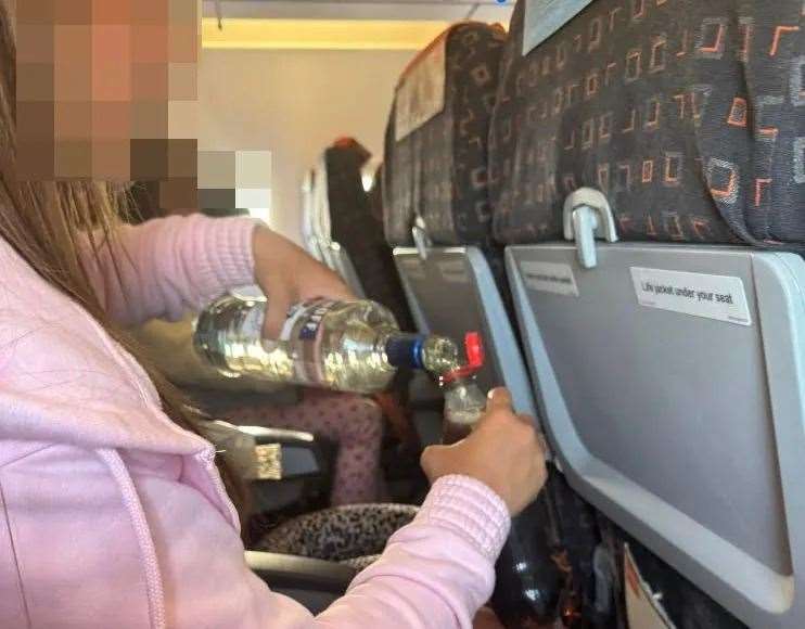 Une femme du Kent aurait été aperçue en train de boire de la vodka à bord.